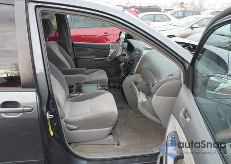 2010 Toyota Sienna Le z USA, uszkodzony, nr VIN 5TDKK4CC7AS325260